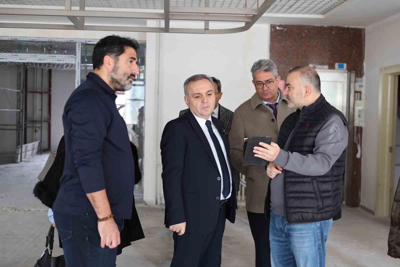 Rektör Prof. Dr. Altun, yenileme çalışması devam eden kütüphane binasını inceledi
Rektör Prof. Dr. Altun, yenileme çalışması devam eden kütüphane binasını inceledi