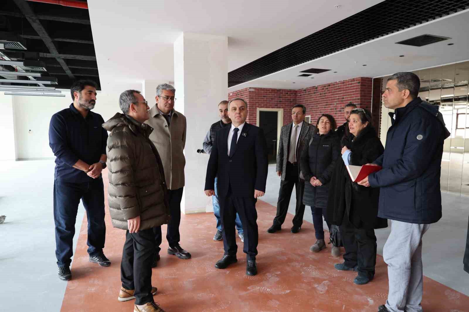 Rektör Prof. Dr. Altun, yenileme çalışması devam eden kütüphane binasını inceledi
Rektör Prof. Dr. Altun, yenileme çalışması devam eden kütüphane binasını inceledi