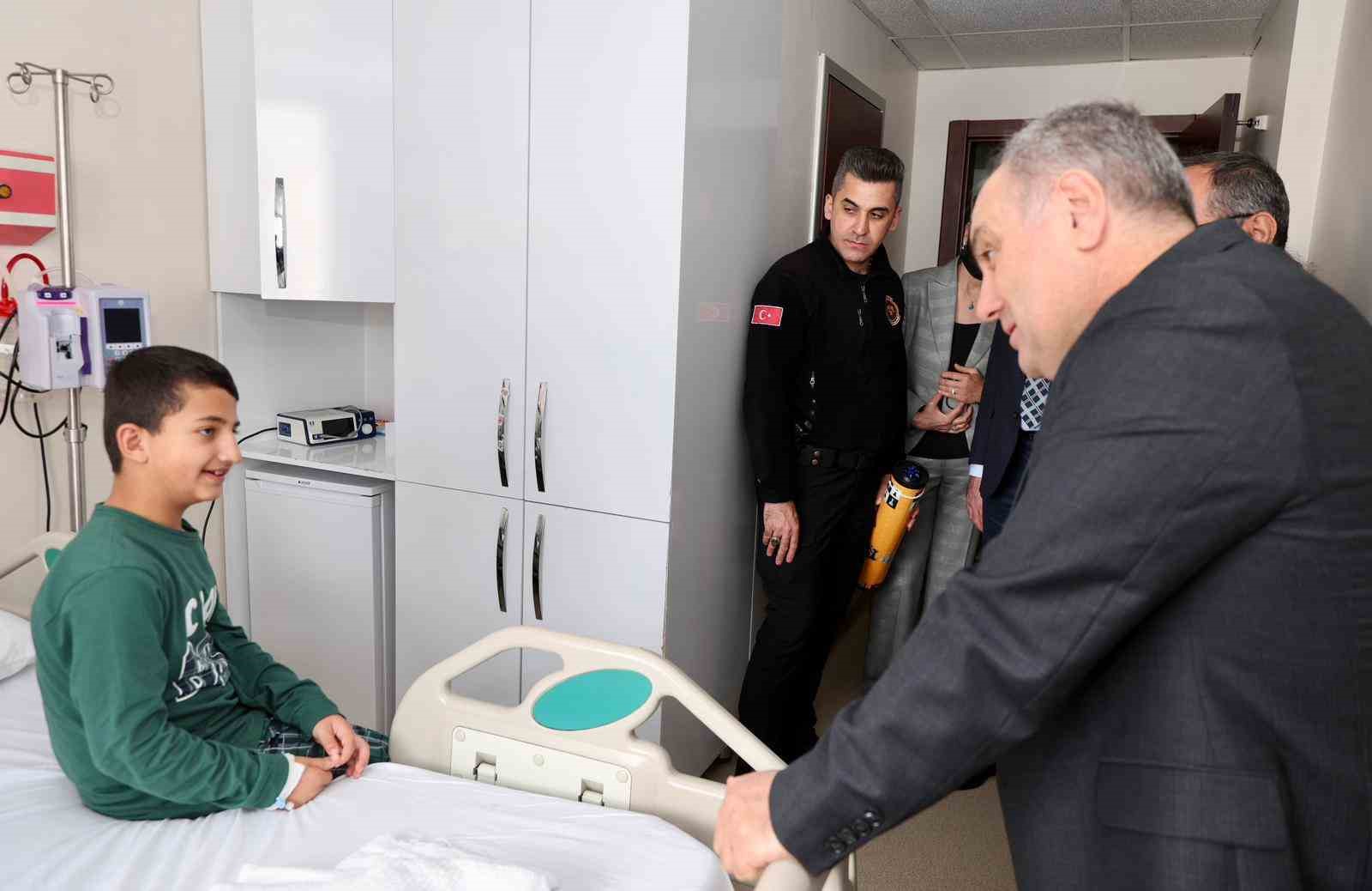 Rektör Prof. Dr. Altun’dan tedavi gören çocuklara 23 Nisan ziyareti
