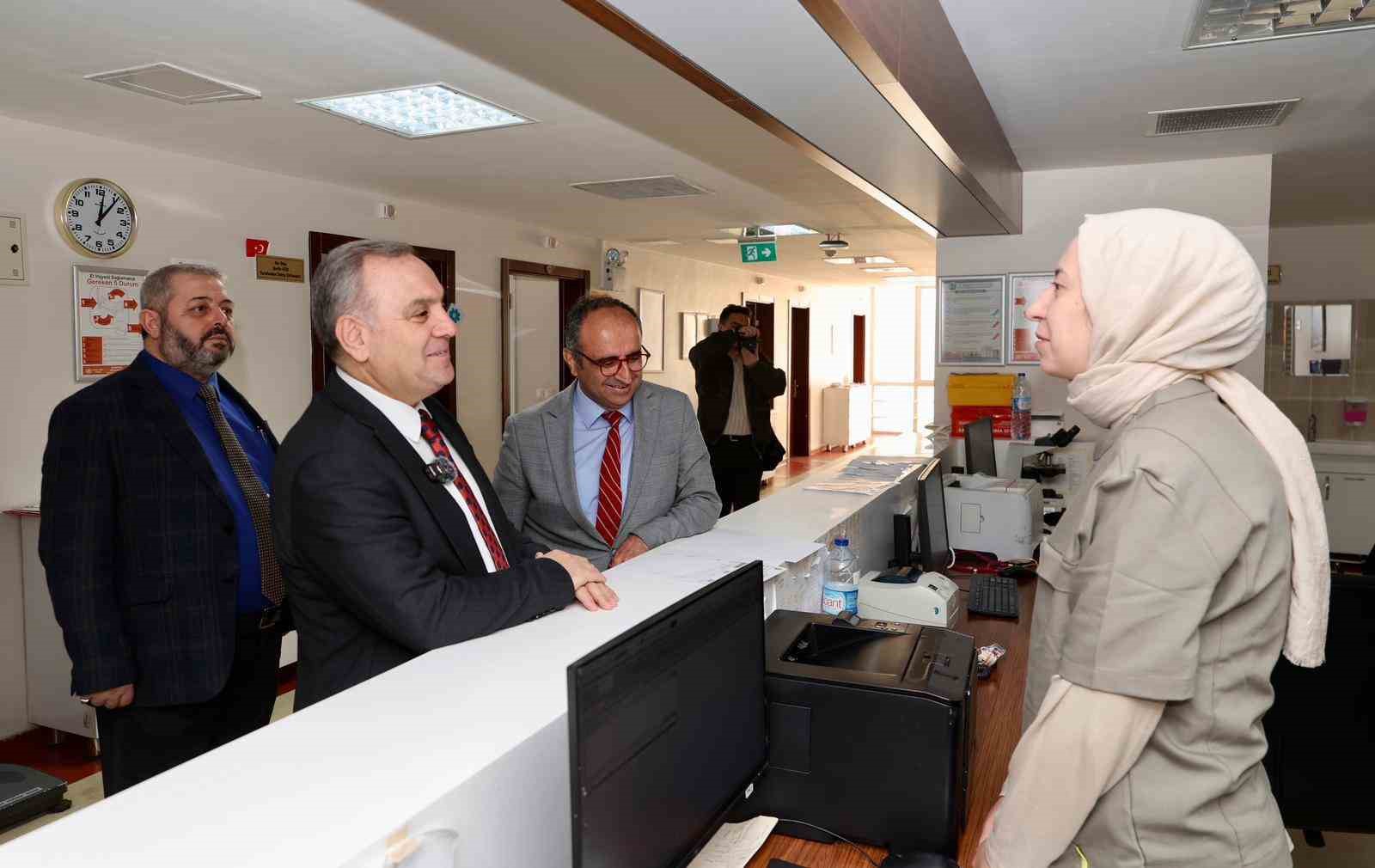 Rektör Prof. Dr. Altun’dan tedavi gören çocuklara 23 Nisan ziyareti
