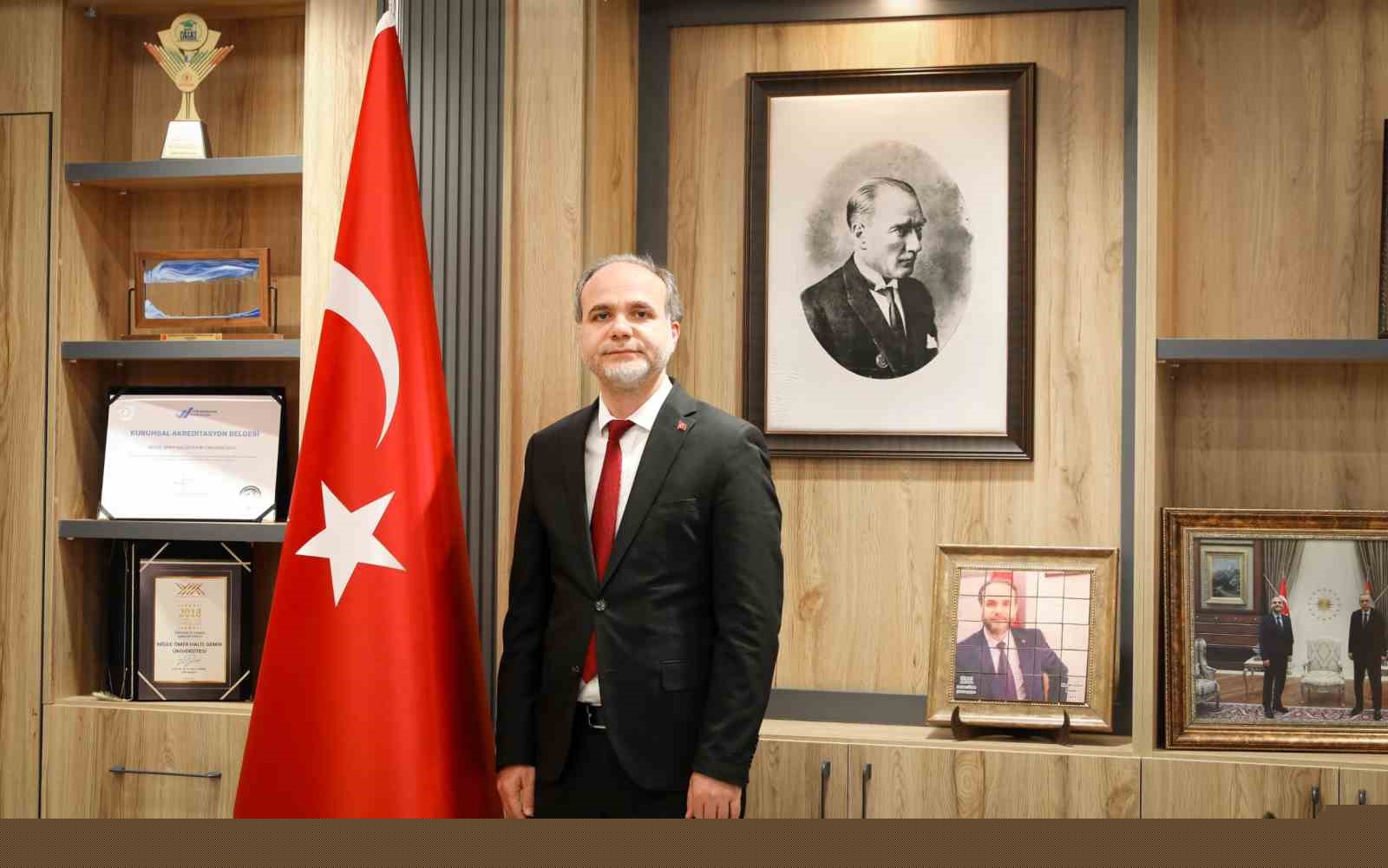 Rektör Uslu: "Ramazan Bayramı birlik ve beraberliğimizi güçlendiren özel günlerdendir"
