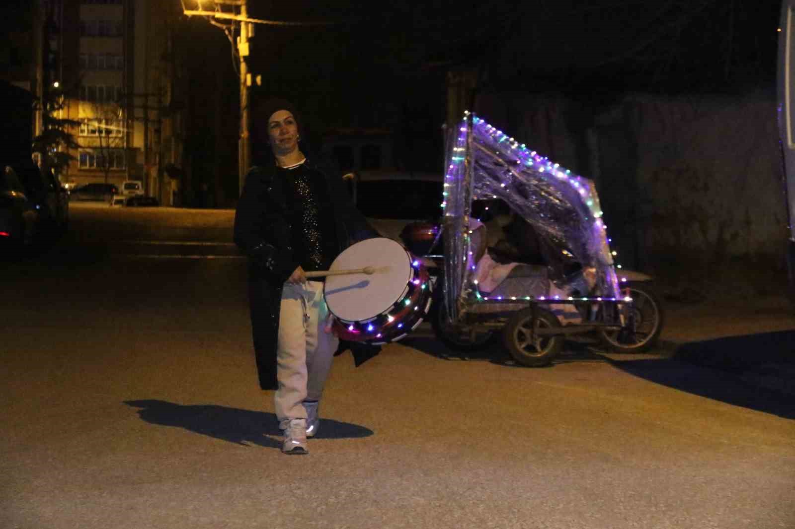 Rengarenk davulunu çalarak torununa ‘ışık’ olmak istiyor
Rengarenk davulunu çalarak torununa ‘ışık’ olmak istiyor