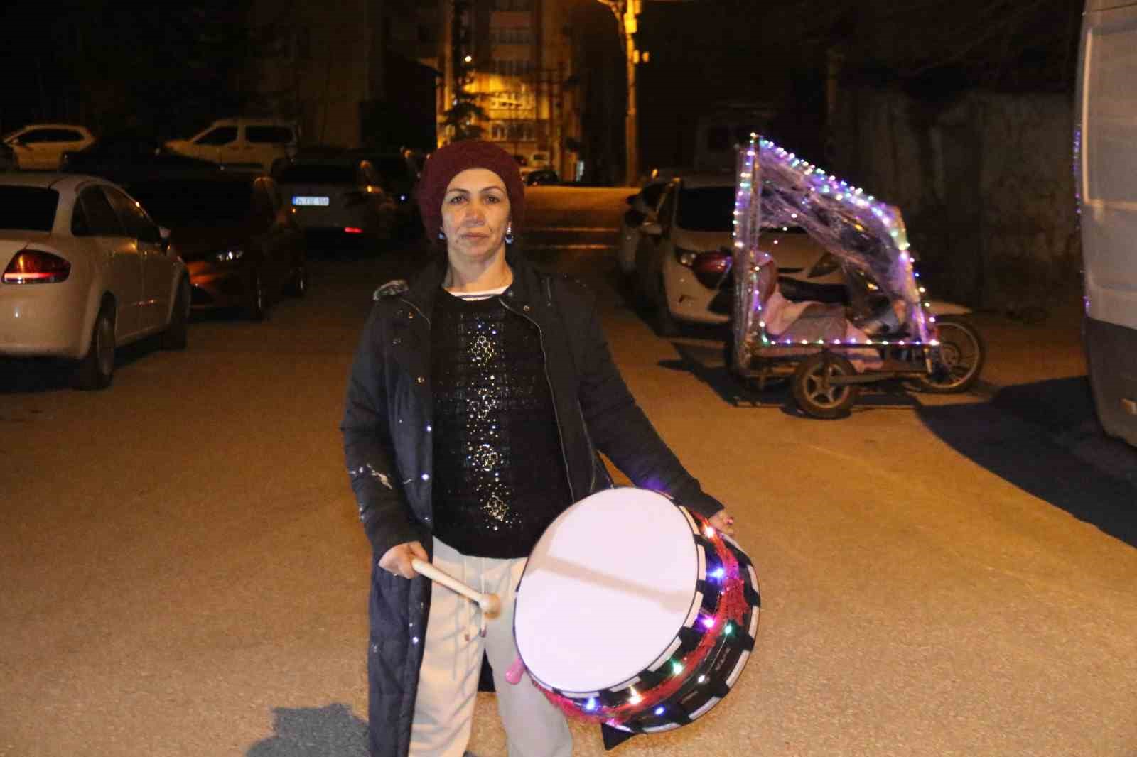 Rengarenk davulunu çalarak torununa ‘ışık’ olmak istiyor
Rengarenk davulunu çalarak torununa ‘ışık’ olmak istiyor