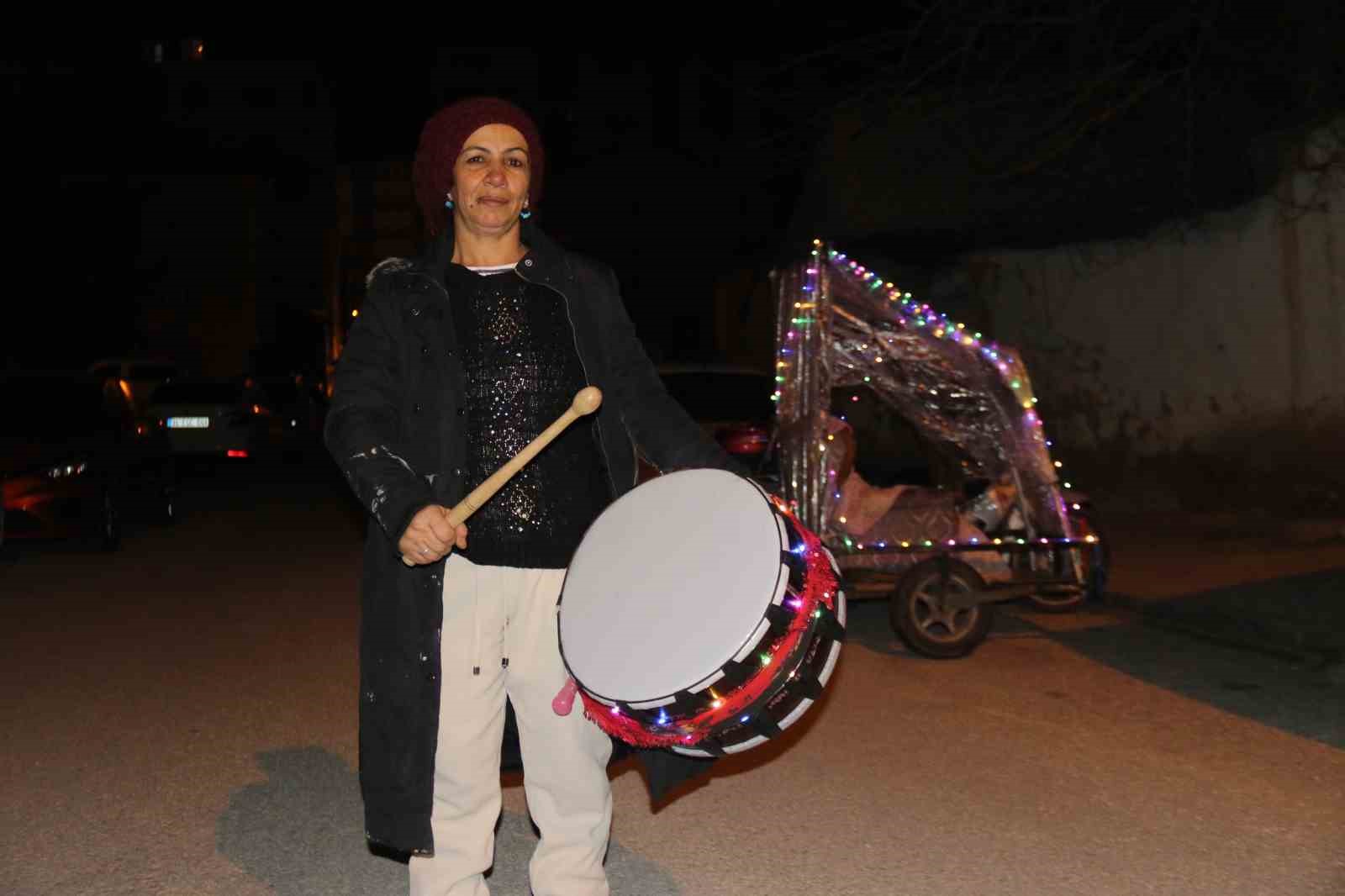 Rengarenk davulunu çalarak torununa ‘ışık’ olmak istiyor
Rengarenk davulunu çalarak torununa ‘ışık’ olmak istiyor