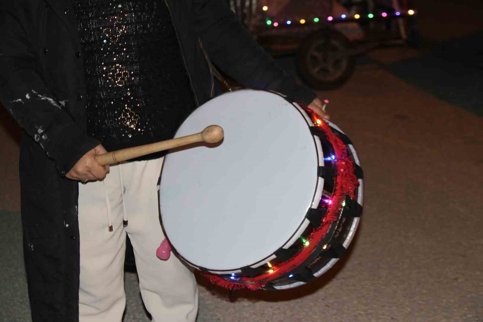 Rengarenk davulunu çalarak torununa ‘ışık’ olmak istiyor
Rengarenk davulunu çalarak torununa ‘ışık’ olmak istiyor