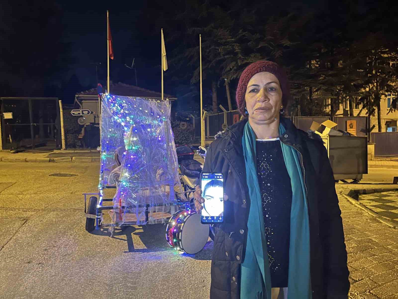 Rengarenk davulunu çalarak torununa ‘ışık’ olmak istiyor
Rengarenk davulunu çalarak torununa ‘ışık’ olmak istiyor