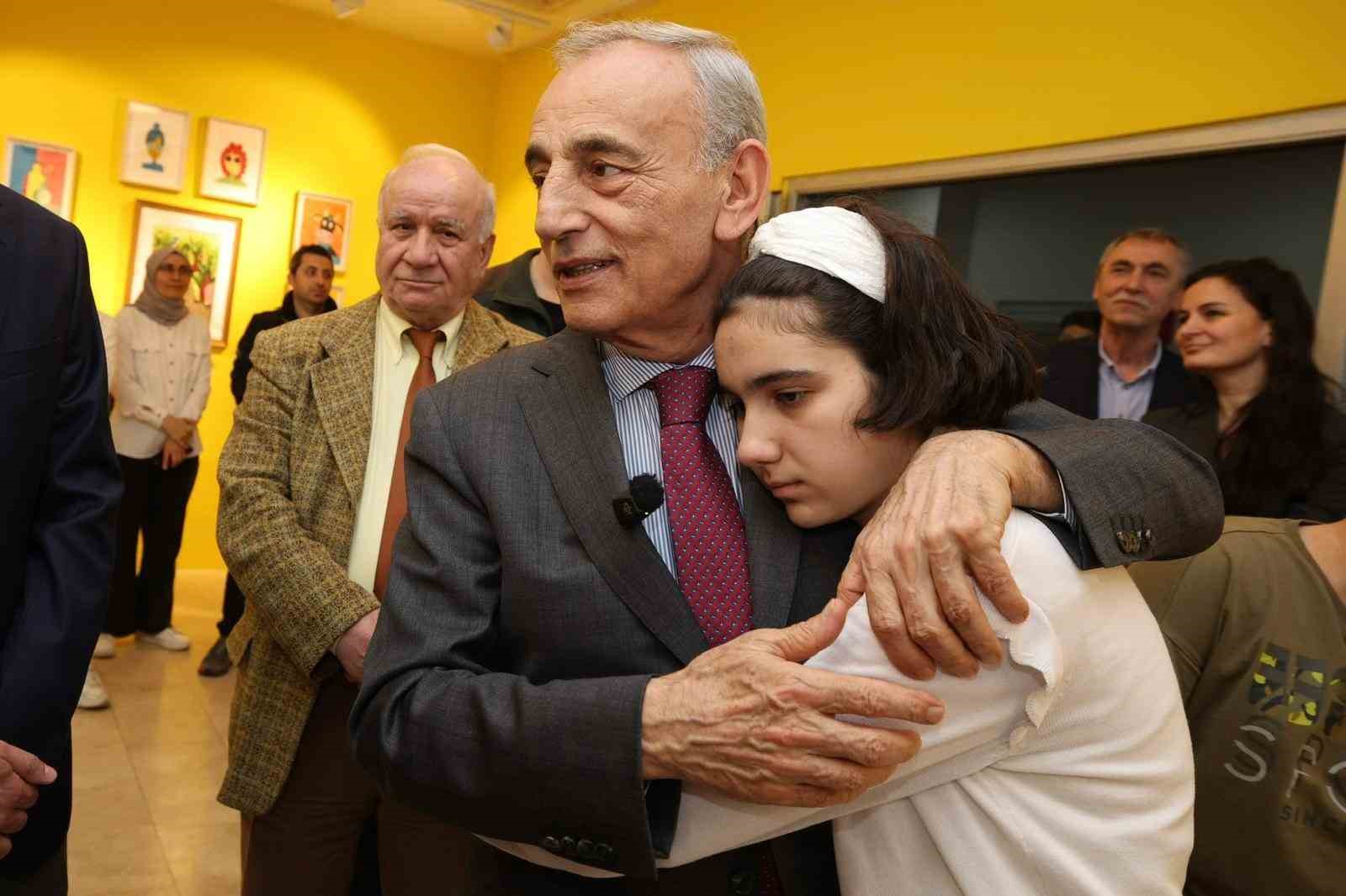 Renklerin diliyle farkındalık: Ayşegül’ün sergisi büyük ilgi gördü
