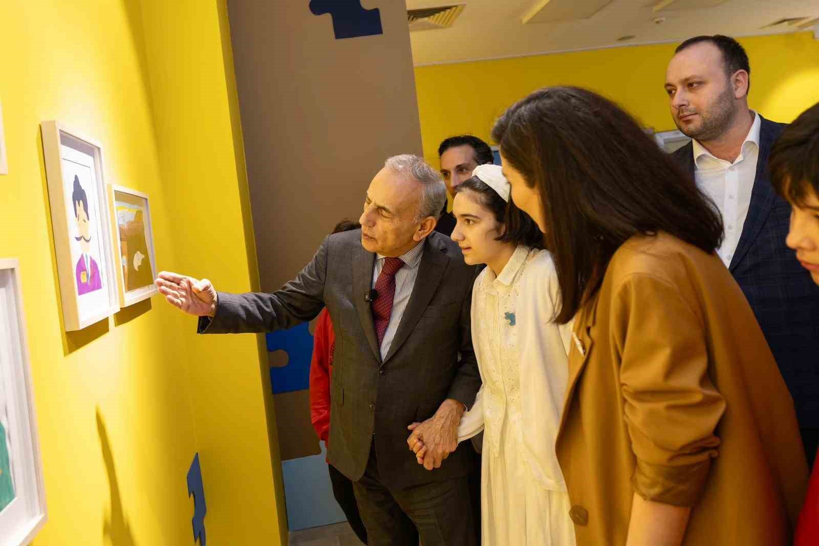 Renklerin diliyle farkındalık: Ayşegül’ün sergisi büyük ilgi gördü
