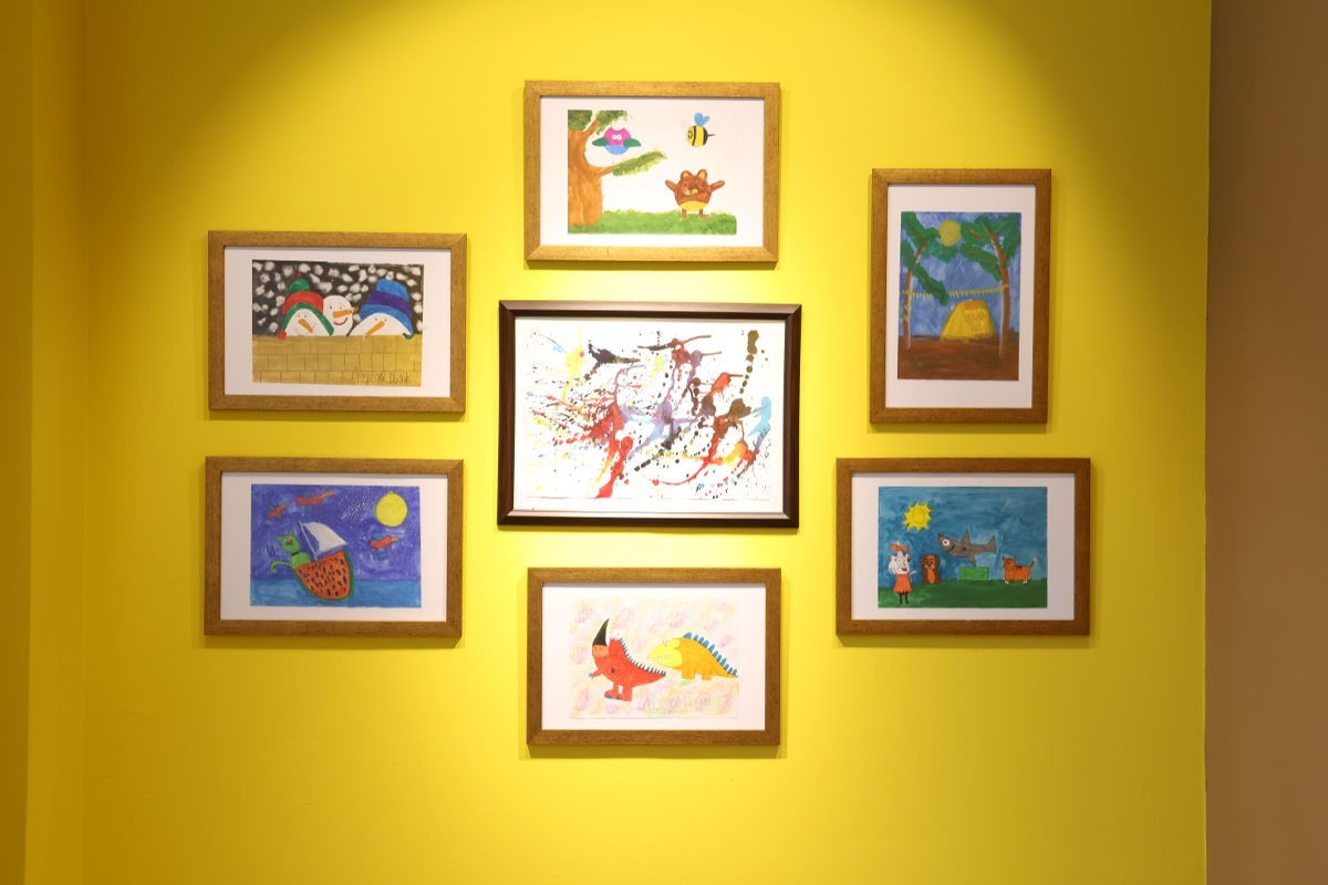 Renklerin diliyle farkındalık: Ayşegül’ün sergisi büyük ilgi gördü
