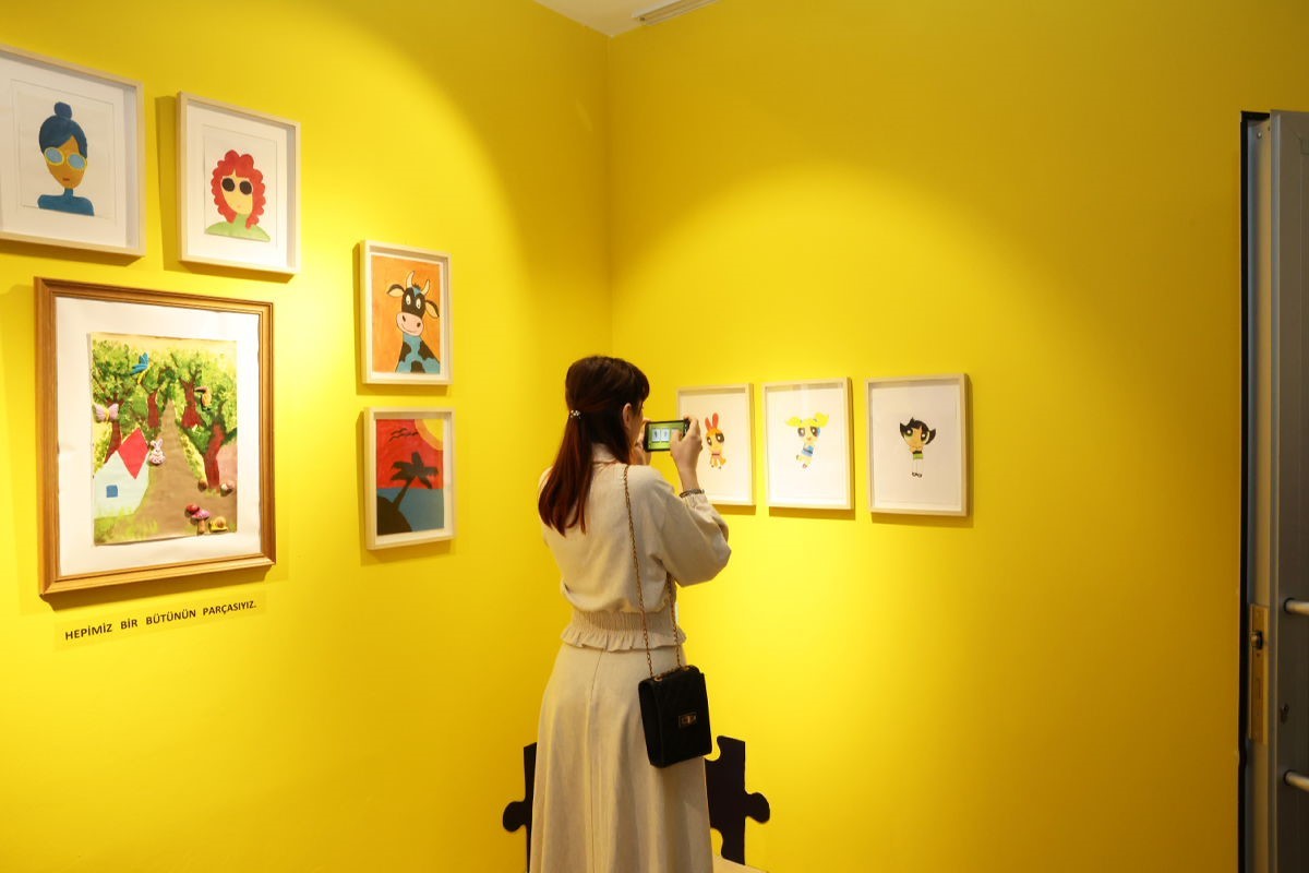 Renklerin diliyle farkındalık: Ayşegül’ün sergisi büyük ilgi gördü
