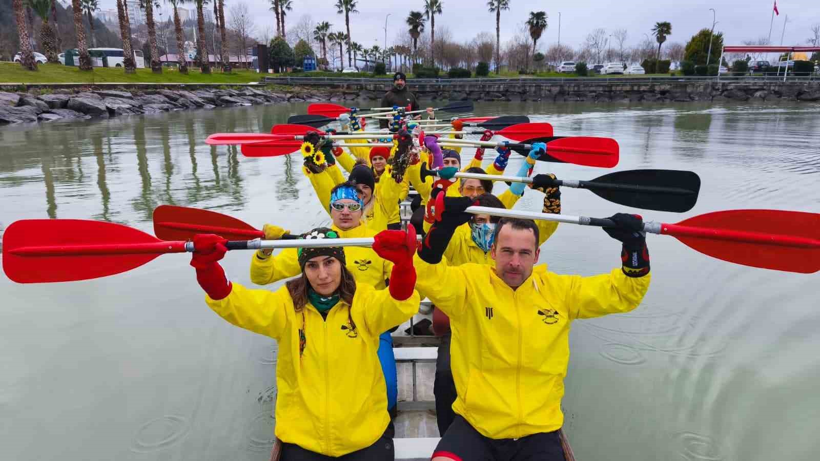 Renkli çoraplarla kürek çekip, Down sendromuna dikkat çektiler
