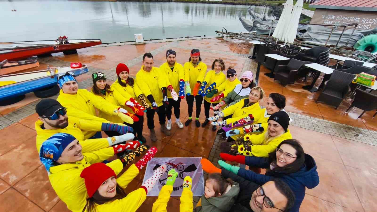 Renkli çoraplarla kürek çekip, Down sendromuna dikkat çektiler
