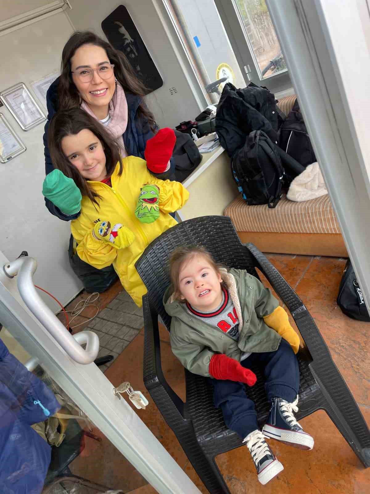 Renkli çoraplarla kürek çekip, Down sendromuna dikkat çektiler
