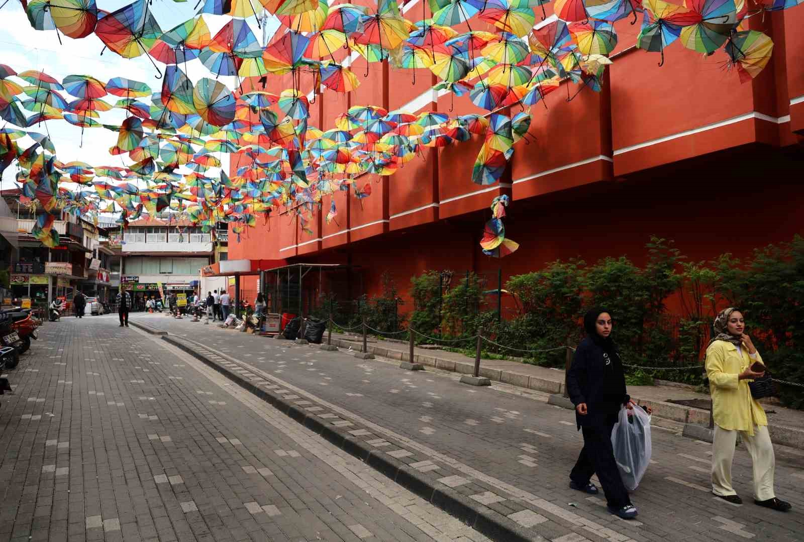 Renkli şemsiyelerle kaplı sokak, harabeye döndü
