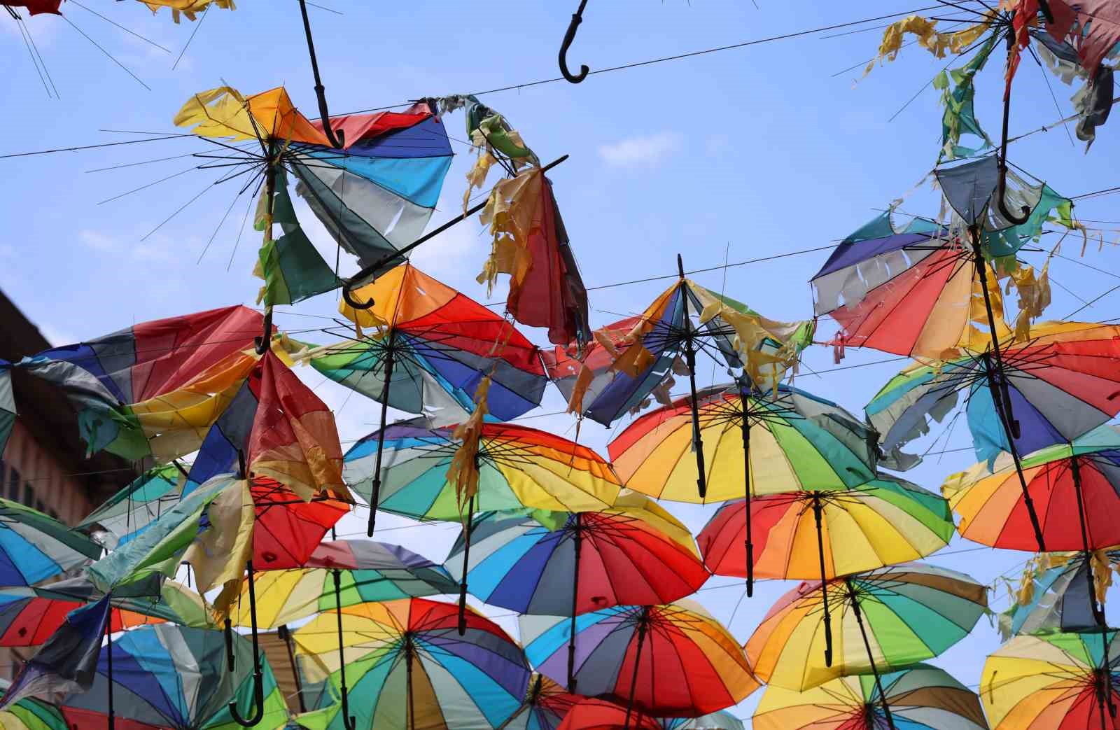 Renkli şemsiyelerle kaplı sokak, harabeye döndü
