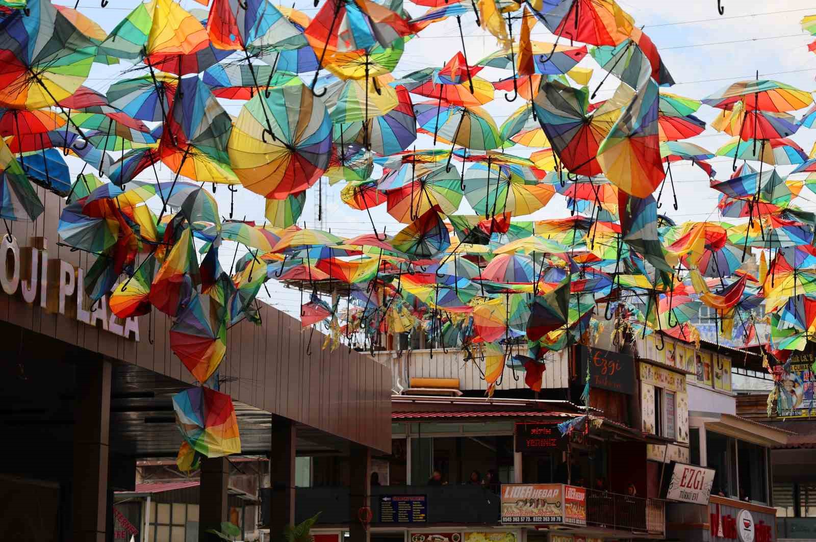 Renkli şemsiyelerle kaplı sokak, harabeye döndü
