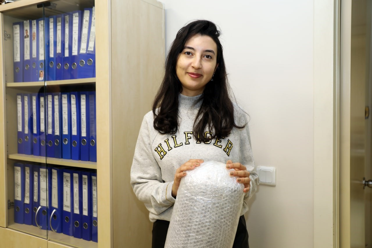 Ressam çift, Bakan Kurum’u halıya resmetti
