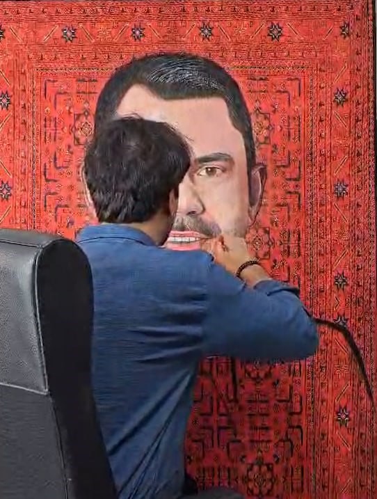 Ressam çift, Bakan Kurum’u halıya resmetti
