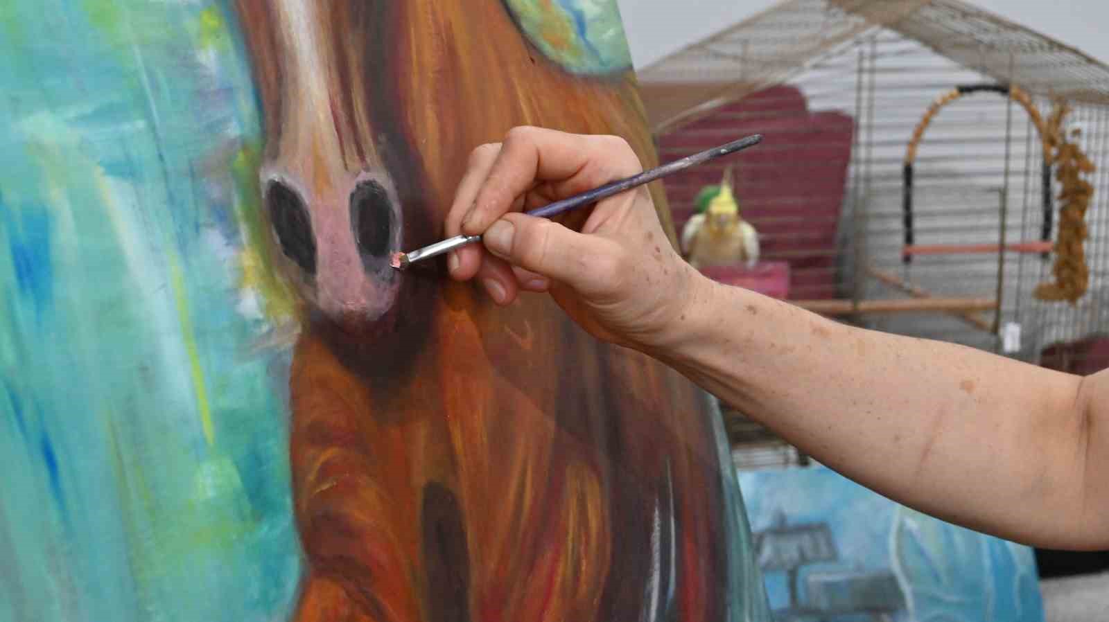 Ressamı depremde elinde tuttuğu fırça hayata bağladı
