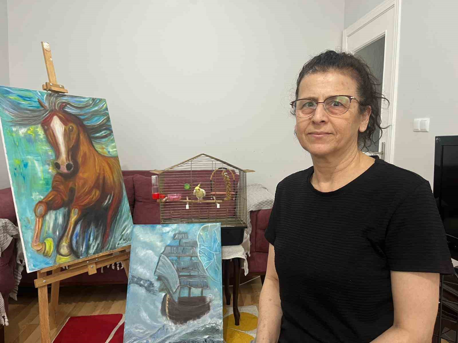 Ressamı depremde elinde tuttuğu fırça hayata bağladı
