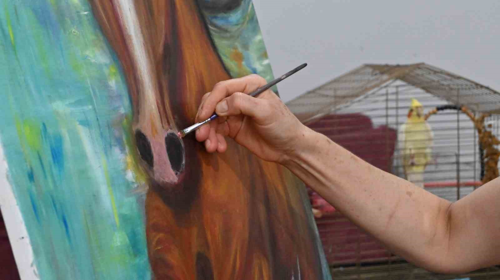 Ressamı depremde elinde tuttuğu fırça hayata bağladı
