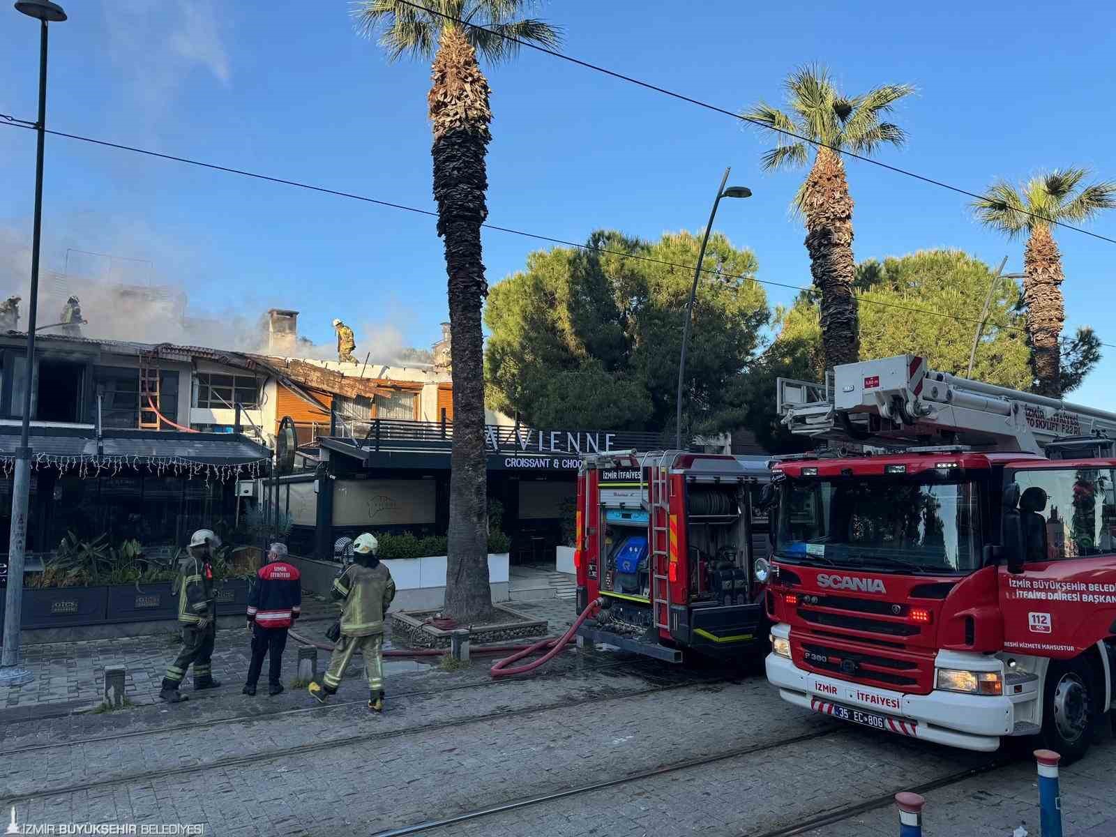 Restoran çatısı alevlere teslim oldu
