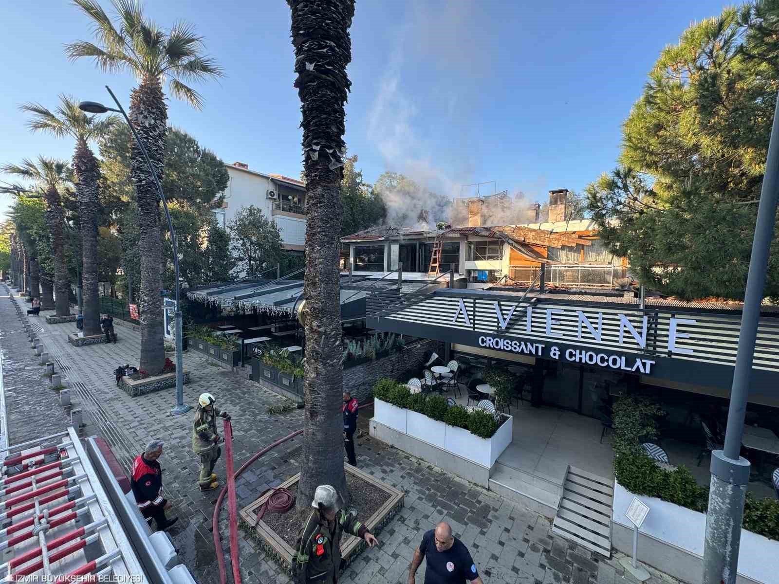 Restoran çatısı alevlere teslim oldu
