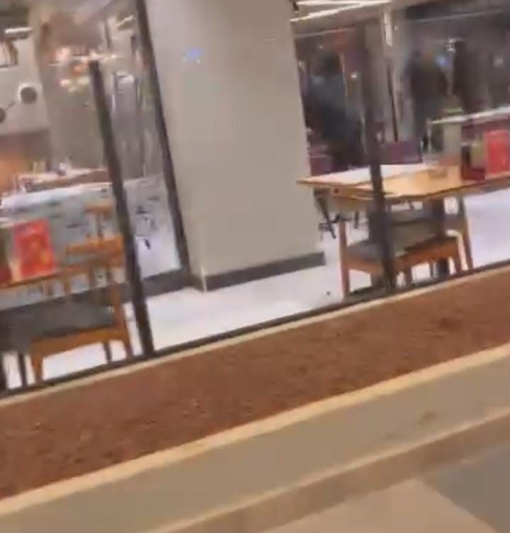 Restoran savaş alanına döndü,  camlar ve çerçeveler indi
