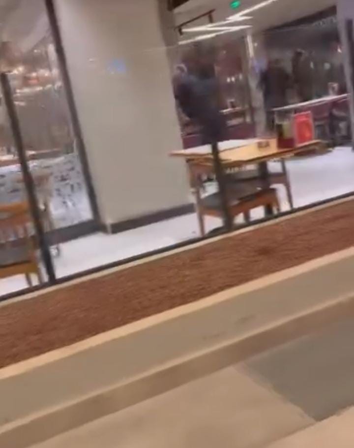 Restoran savaş alanına döndü,  camlar ve çerçeveler indi
