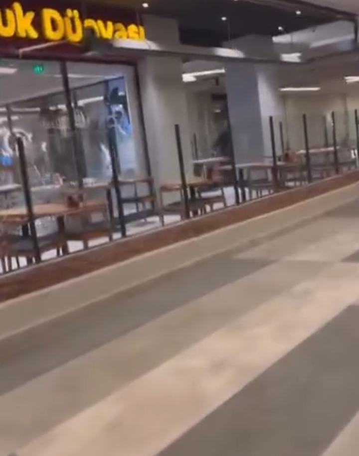 Restoran savaş alanına döndü,  camlar ve çerçeveler indi
