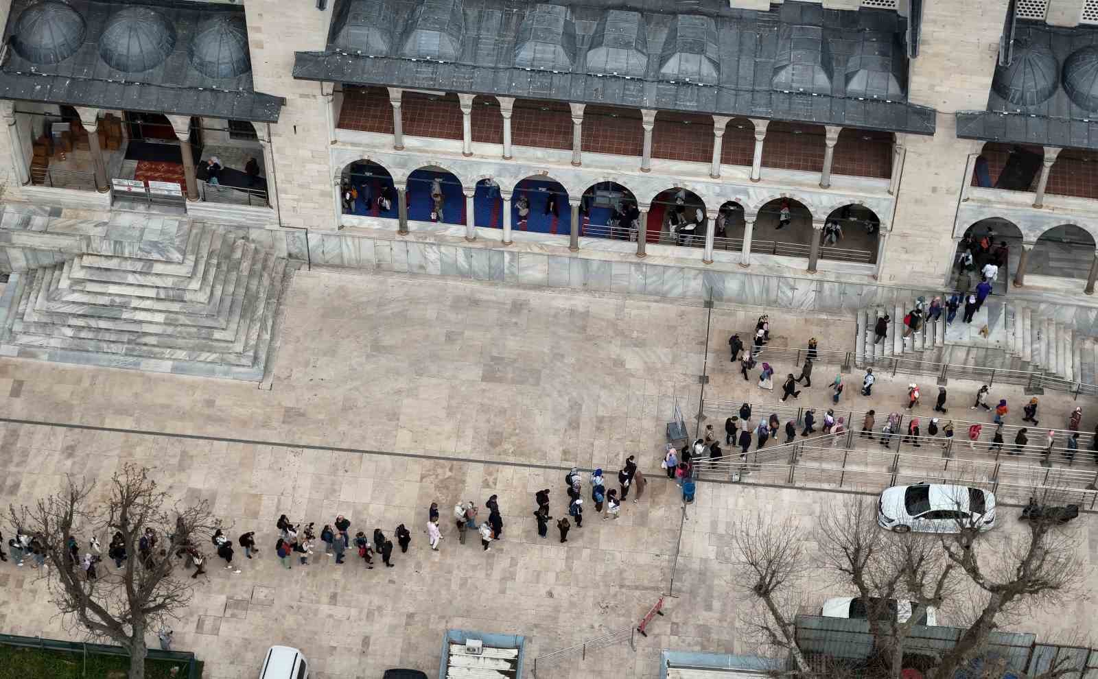 Restorasyonu tamamlanan Sultanahmet Camii’ne ziyaretçi akını
