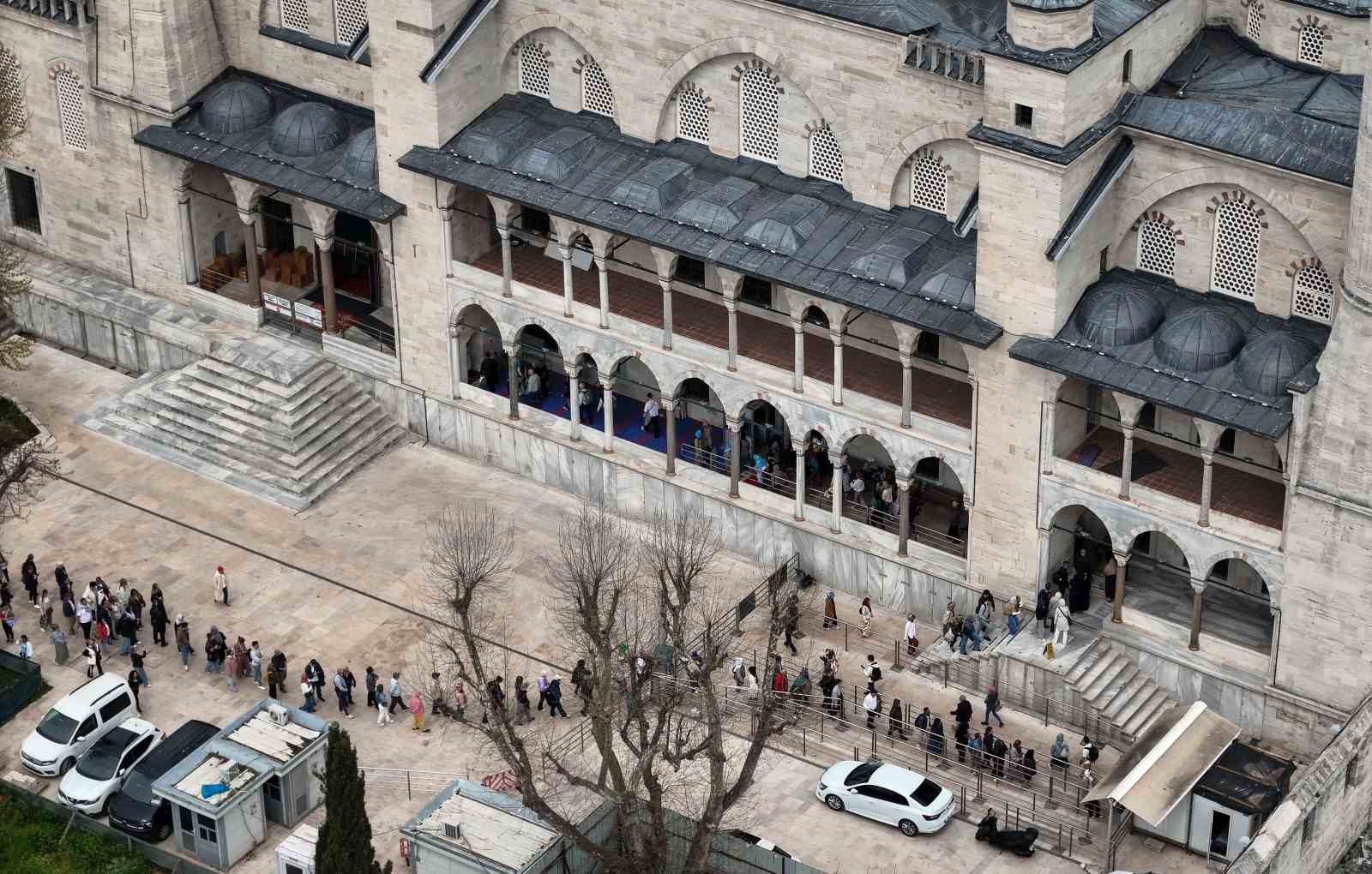 Restorasyonu tamamlanan Sultanahmet Camii’ne ziyaretçi akını
