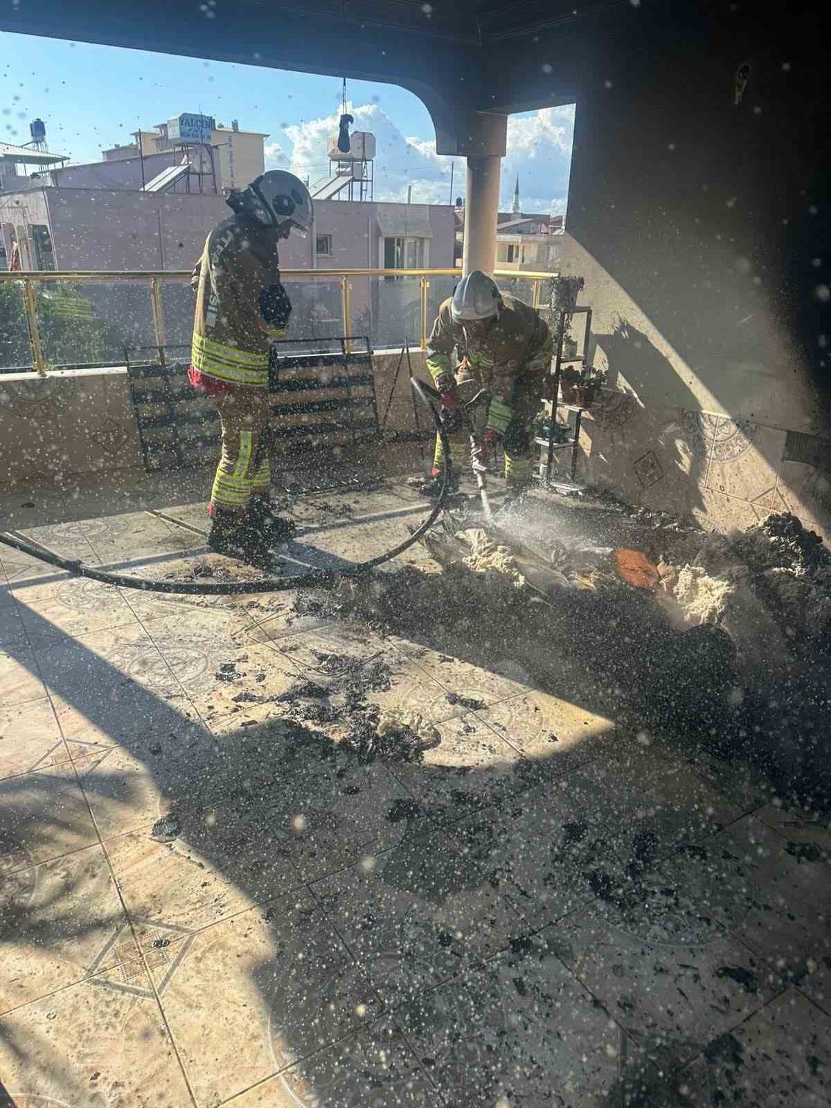 Reyhanlı’da evin balkonundan alevler yükseldi
