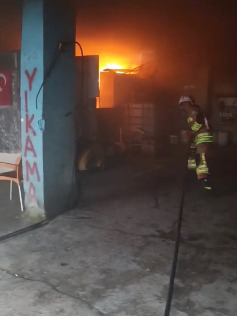 Reyhanlı’da iş yeri alevlere teslim oldu
