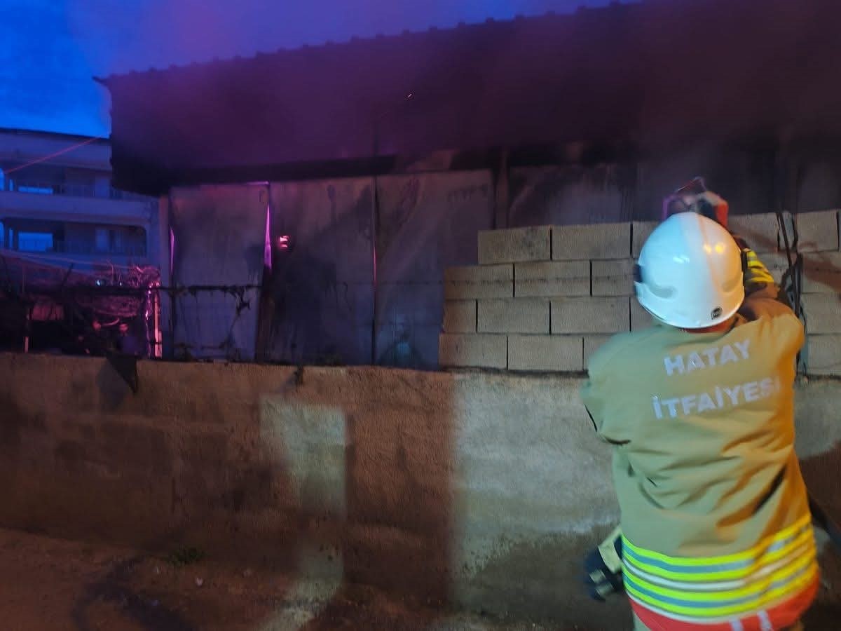 Reyhanlı’da konteyner alevlere teslim oldu
