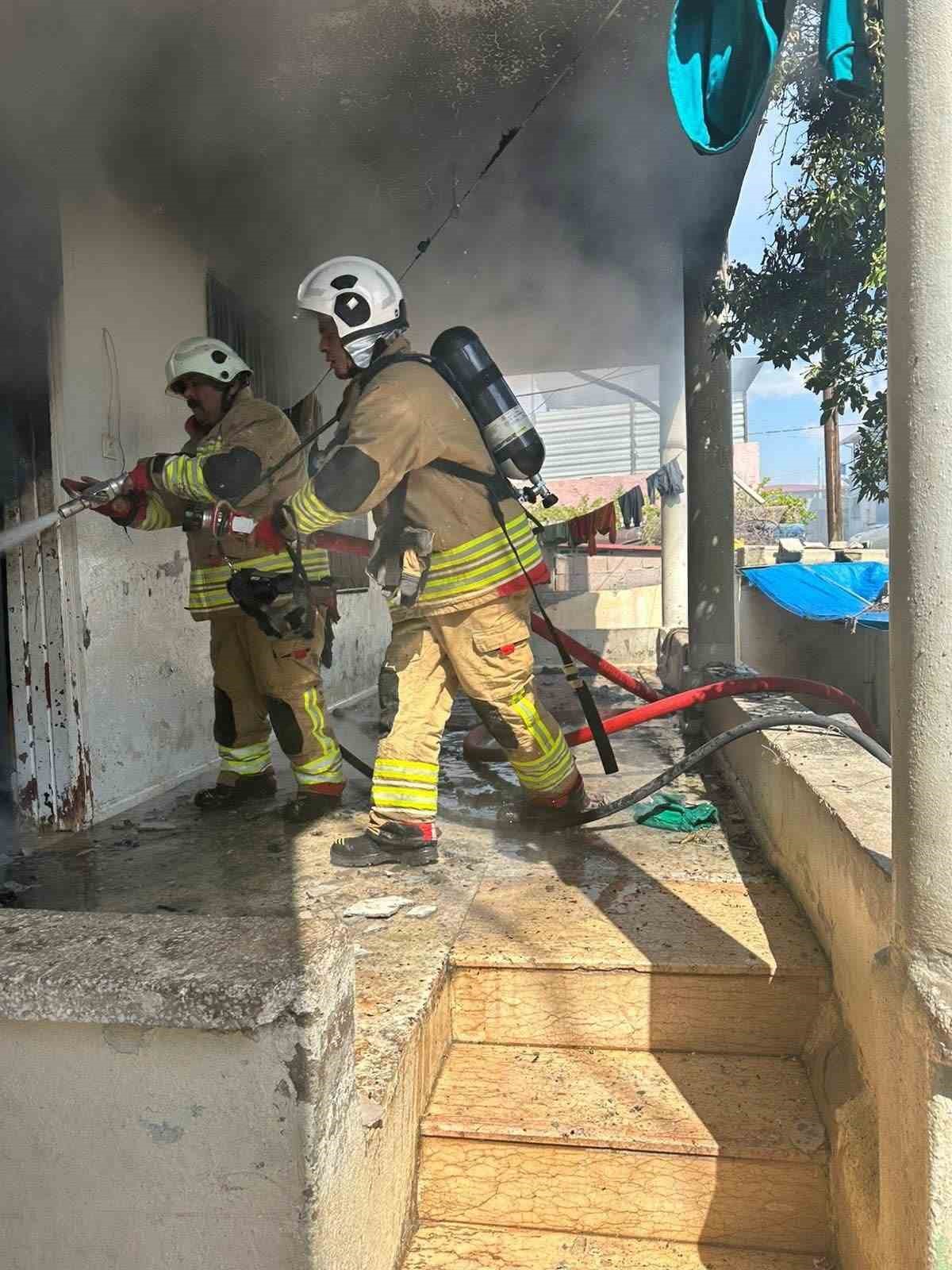 Reyhanlı’da müstakil ev alevlere teslim oldu
