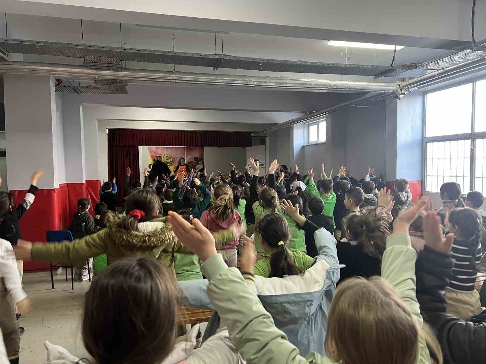 "RI-FAT GSB Çocuk Tiyatrosu" projesi kapsamında okullarda tiyatro gösterisi
