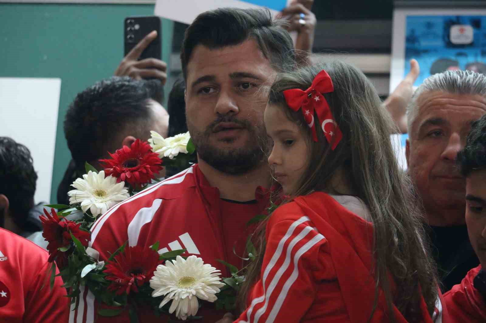 Rıza Kayaalp ve Güreş Milli Takımı yurda döndü
