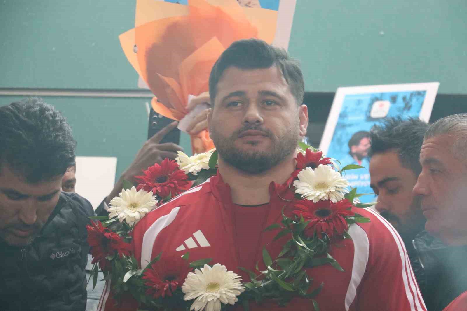 Rıza Kayaalp ve Güreş Milli Takımı yurda döndü
