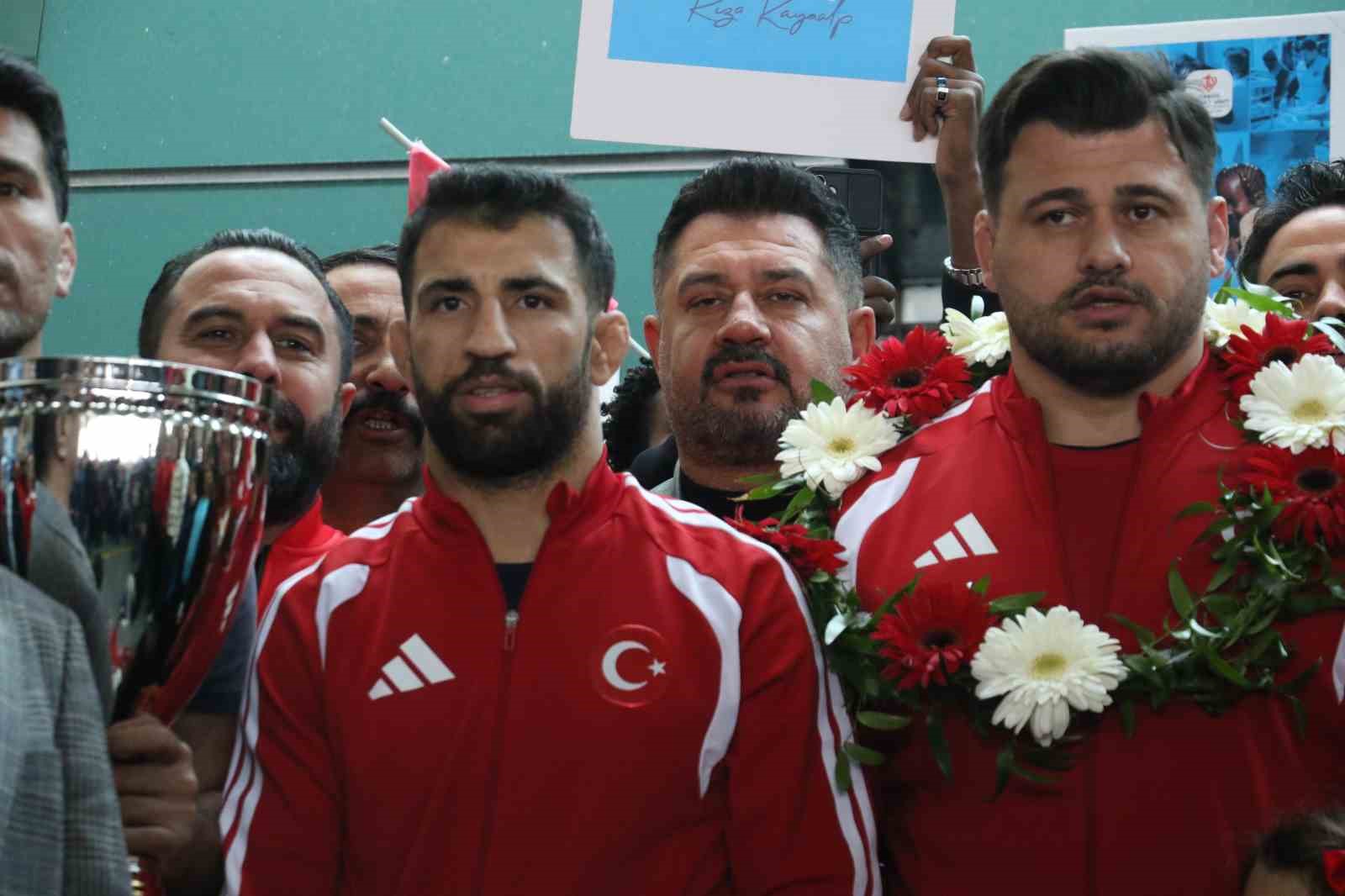 Rıza Kayaalp ve Güreş Milli Takımı yurda döndü
