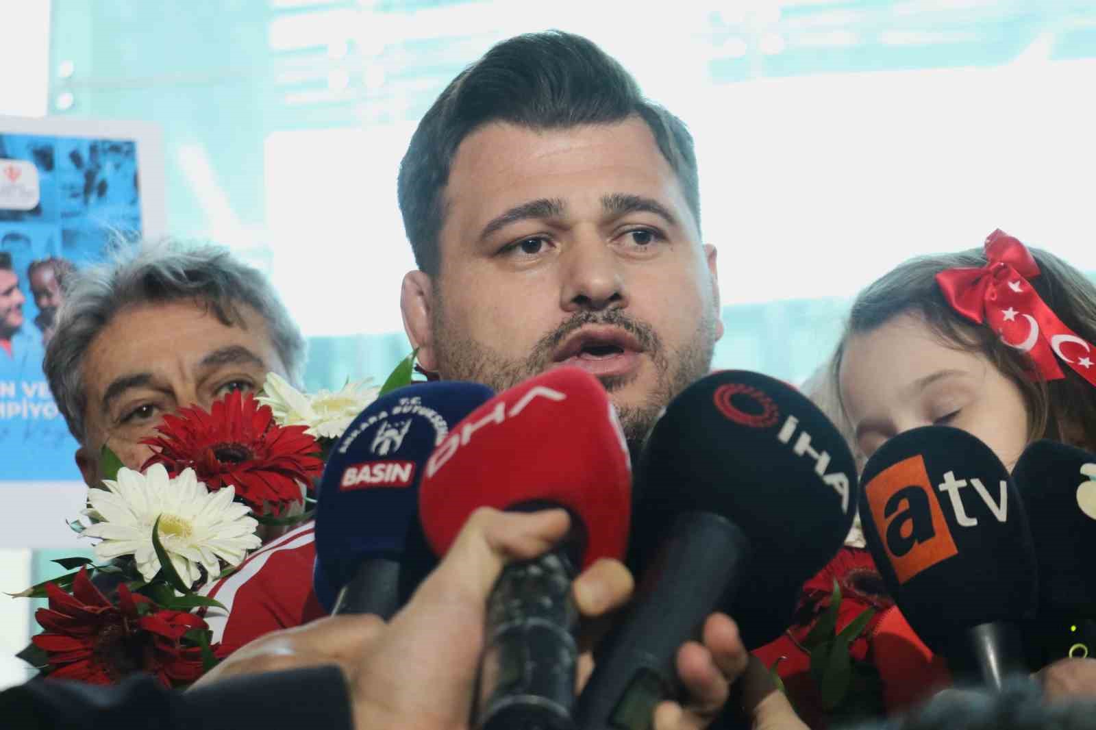 Rıza Kayaalp ve Güreş Milli Takımı yurda döndü
