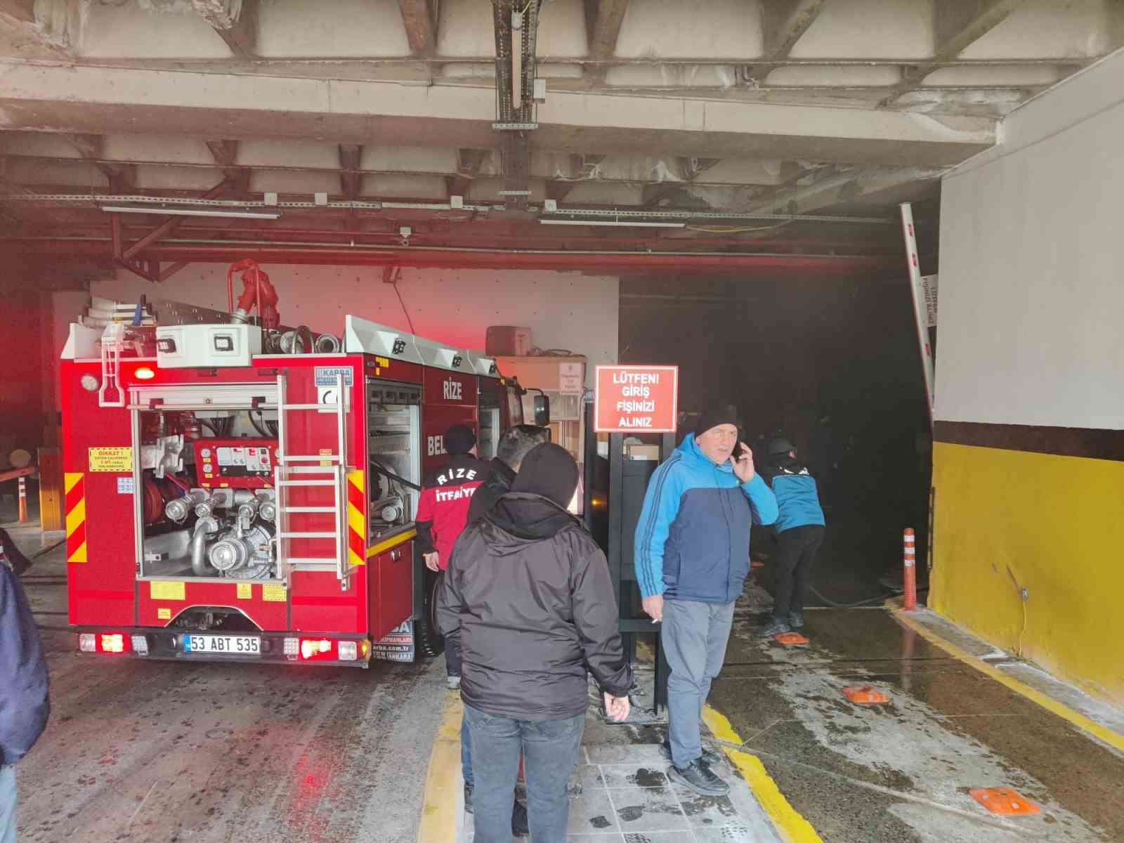 Rize kent meydanındaki otoparkta yangın paniği
