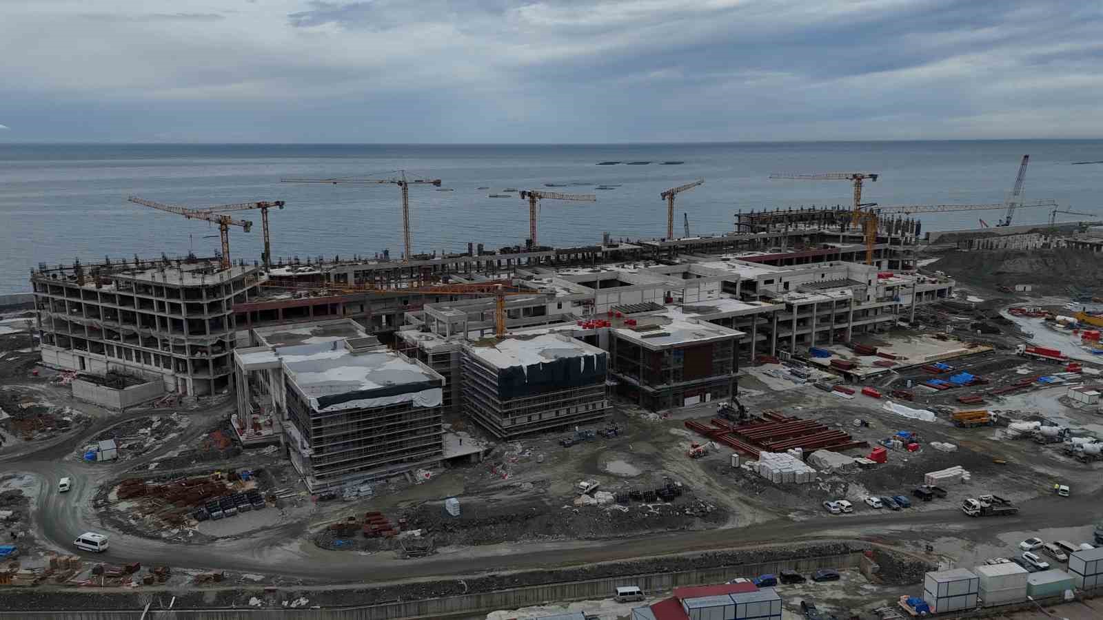 Rize Şehir Hastanesi inşaatı hızla devam ediyor
Rize Şehir Hastanesi inşaatı hızla devam ediyor