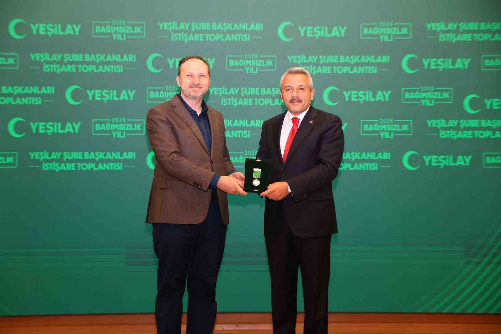 Rize Valisi Baydaş’a Yeşilay’dan ’Bağımsızlık Neferleri Üstün Hizmet Madalyası’
