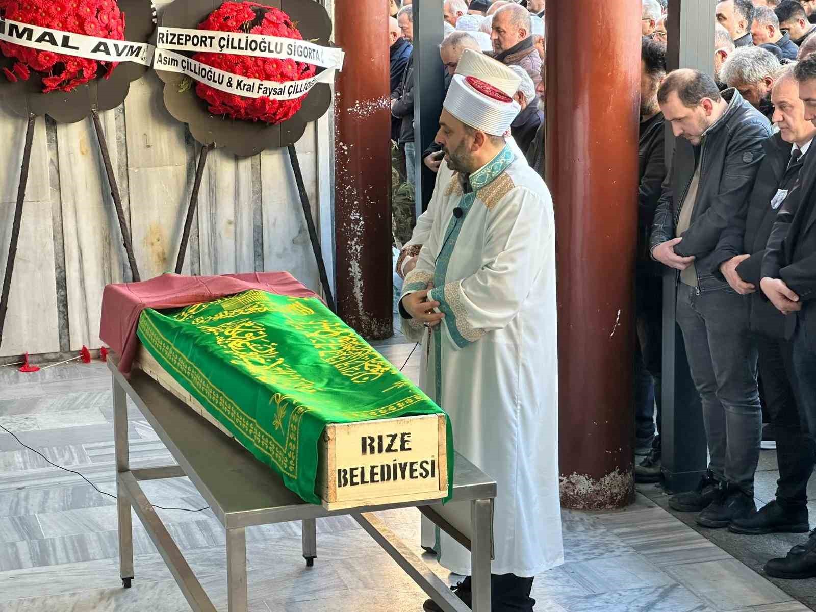 Rize’de 10. kattan düşerek hayatını kaybeden akademisyen son yolculuğuna uğurlandı
