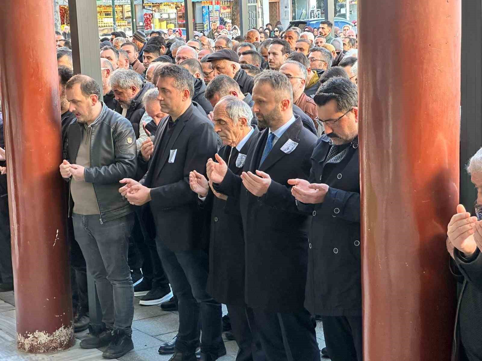 Rize’de 10. kattan düşerek hayatını kaybeden akademisyen son yolculuğuna uğurlandı
