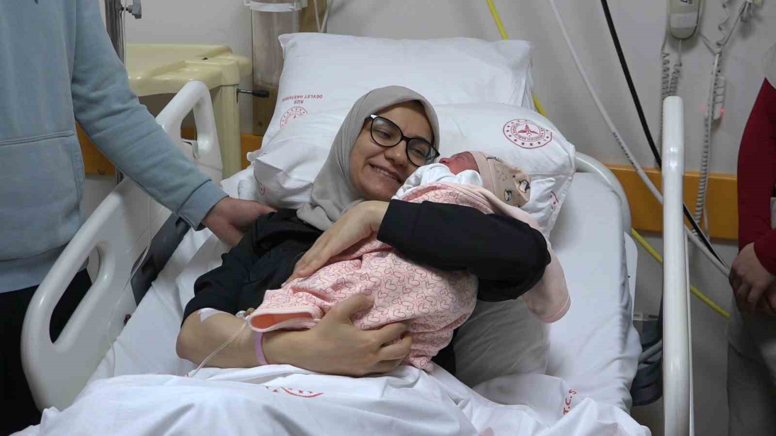 Rize’de 2026 yılının ilk bebeği "Elif Bilge" oldu
Rize’de 2026 yılının ilk bebeği "Elif Bilge" oldu