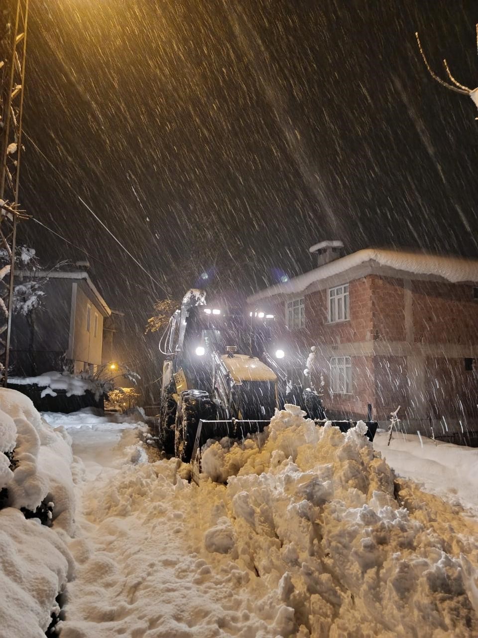 Rize’de 51 köy yolu kar yağışı nedeniyle ulaşıma kapandı
