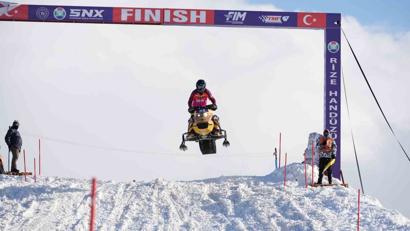 Rize’de adrenalin sis deniziyle buluştu, ortaya görsel şölen çıktı
