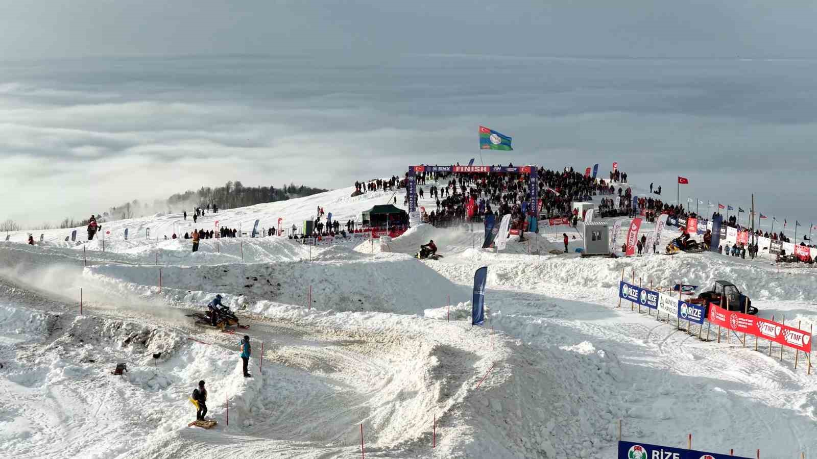 Rize’de adrenalin sis deniziyle buluştu, ortaya görsel şölen çıktı
